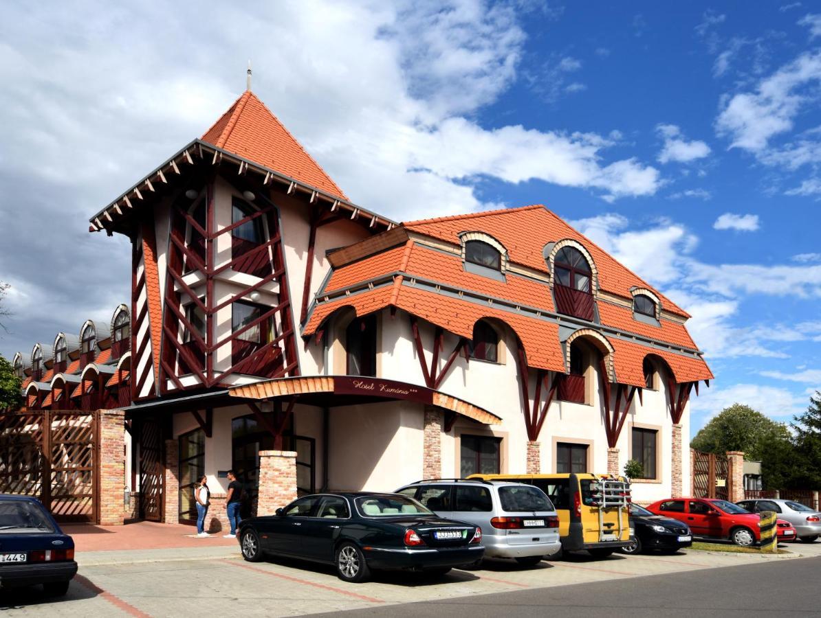 Hotel Kumania Kisujszallas Exterior foto